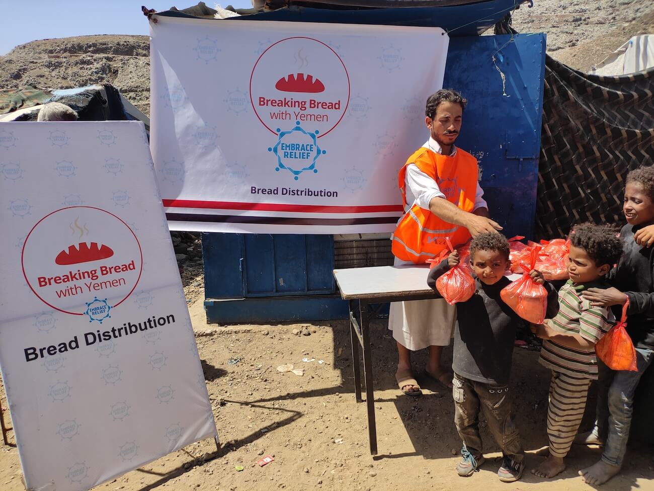 Fresh bread distribution for families in Yemen