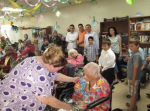 Volunteers visiting seniors at Sinai Plaza Rehabilitation and Nursing Centre in Florida for Mother's Day